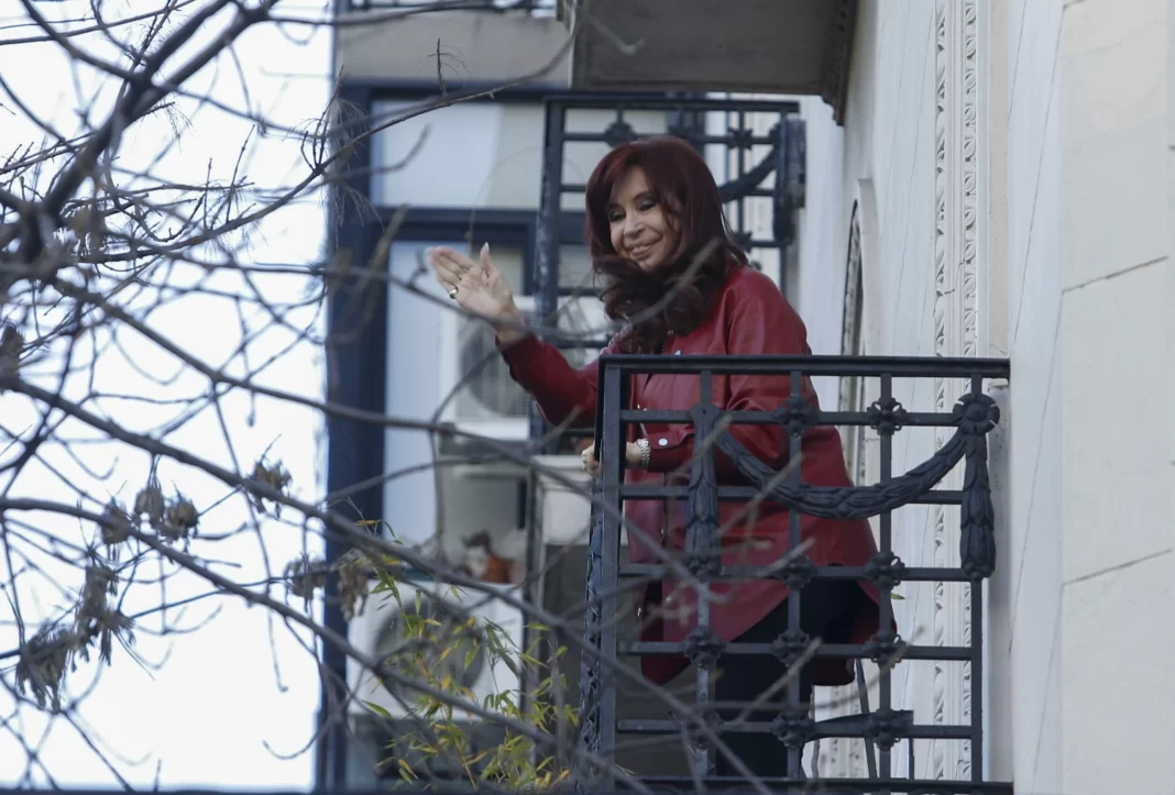 El Tribunal Oral Federal n° 2 habilitó a la expresidenta Cristina Kirchner a salir al balcón de su departamento durante la prisión domiciliaria.
