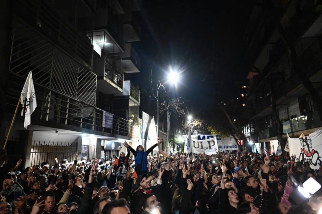 Luego del fallo, una multitud se reunió de manera espontánea en las inmediaciones del domicilio donde Cristina Kirchner planea cumplir su prisión domiciliaria.