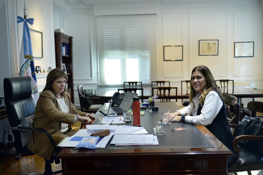 Patricia Bullrich y Florencia Retamoso se reunieron con dirigentes de Almirante Brown para reforzar la presencia de La Libertad Avanza en el distrito.