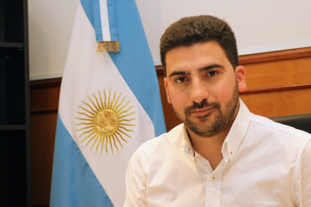 El intendente libertario de 25 de Mayo, Ramiro Egüen, anunció el desalojo de un CAPS que inauguró Axel Kicillof dos semanas atrás.