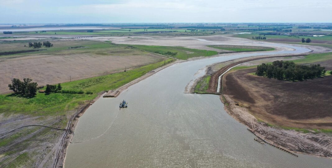 CARBAP denunció que el Plan Maestro del Río Salado, una mega obra para combatir inundaciones y sequías anunciada en 1999, nunca fue finalizada.