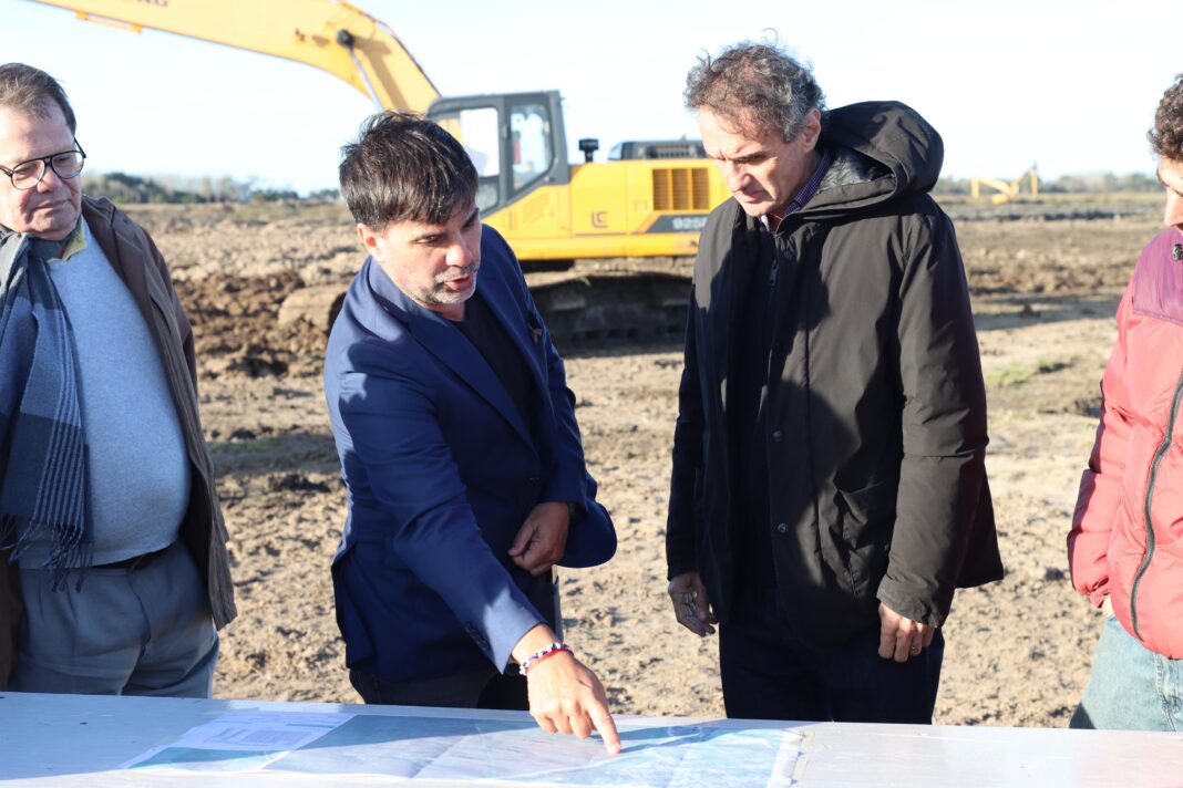 El intendente de Castelli, Francisco Echarren, destacó el trabajo conjunto con la Provincia para avanzar en la obra de limpieza y dragado de la laguna 