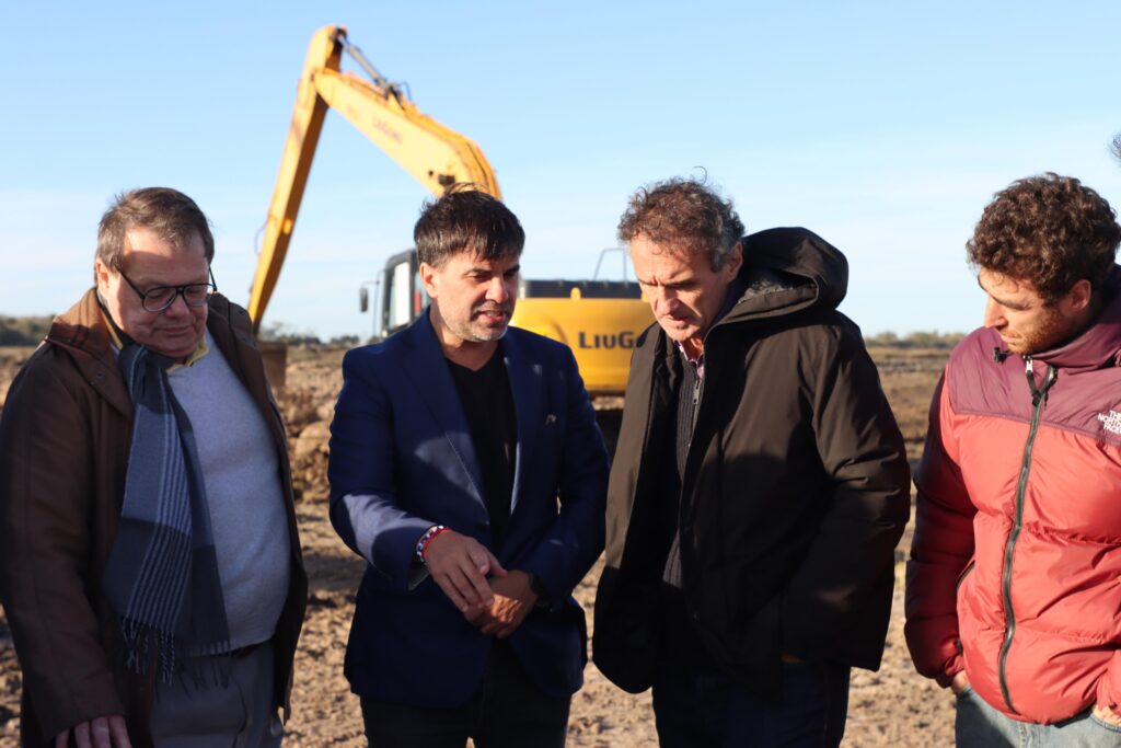 El intendente de Castelli, Francisco Echarren, y el ministro de Infraestructura bonaerense, Gabriel Katopodis.