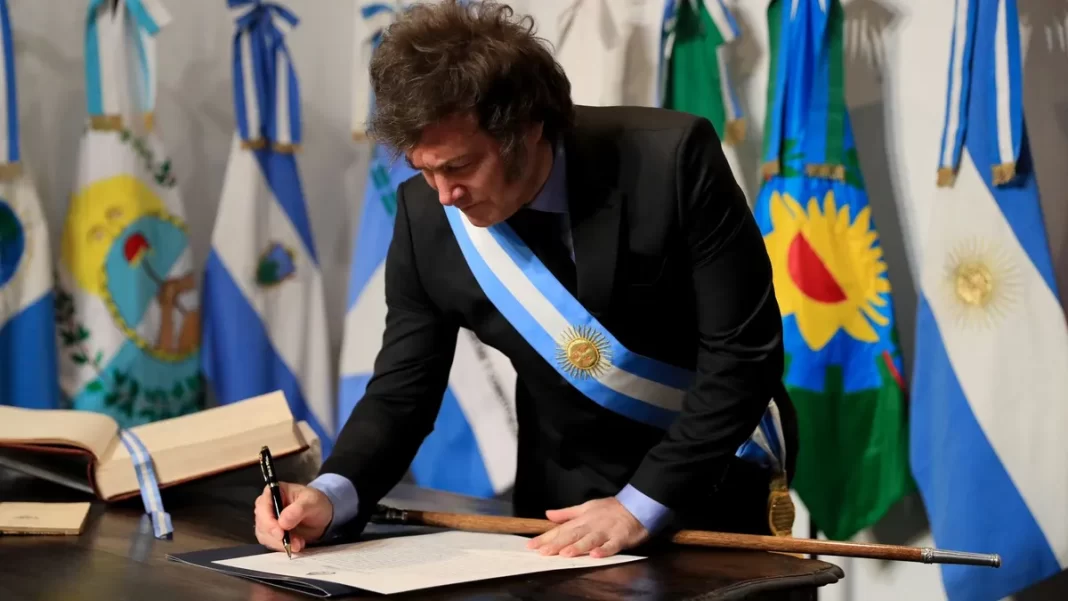 El presidente de la Nación, Javier Milei, se prepara para estampar su firma a una batería de decretos para desregular el Estado.