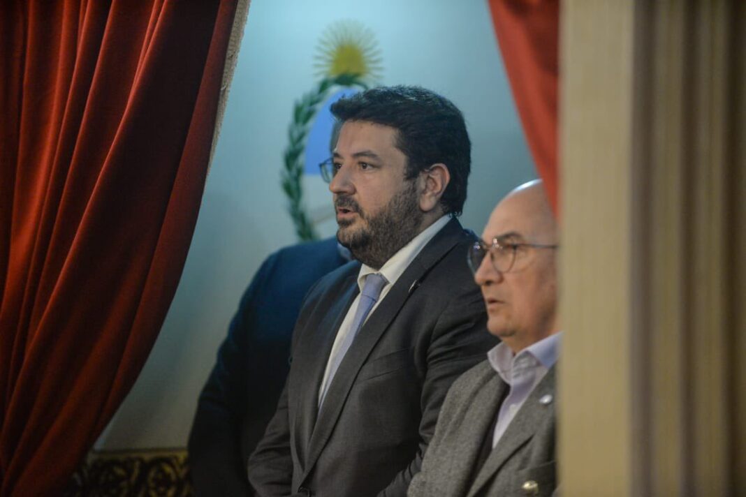 El ministro de Justicia bonaerense, Juan Martín Mena, respaldó el pedido de Cristina Kirchner de cumplir la condena en prisión domiciliaria.