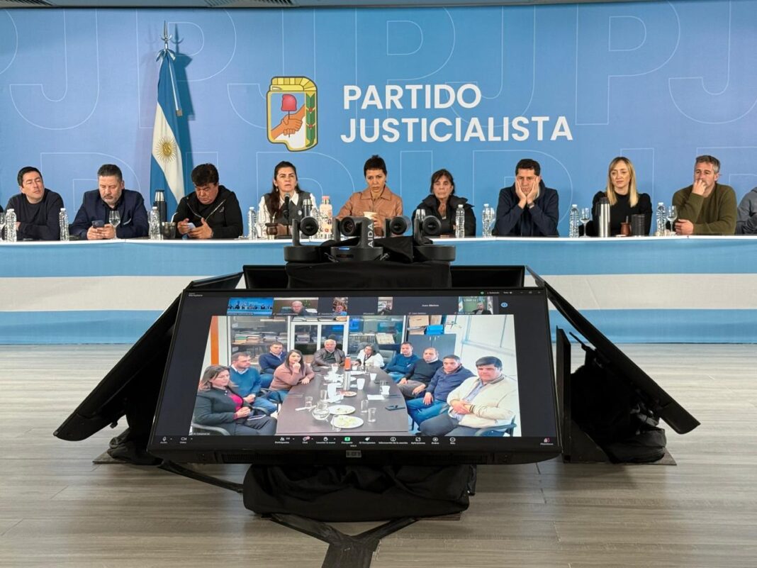 En la reunión en la sede del PJ, 250 intendentes de todo el país avanzaron en la organización nacional de las medidas de respaldo a Cristina Kirchner.
