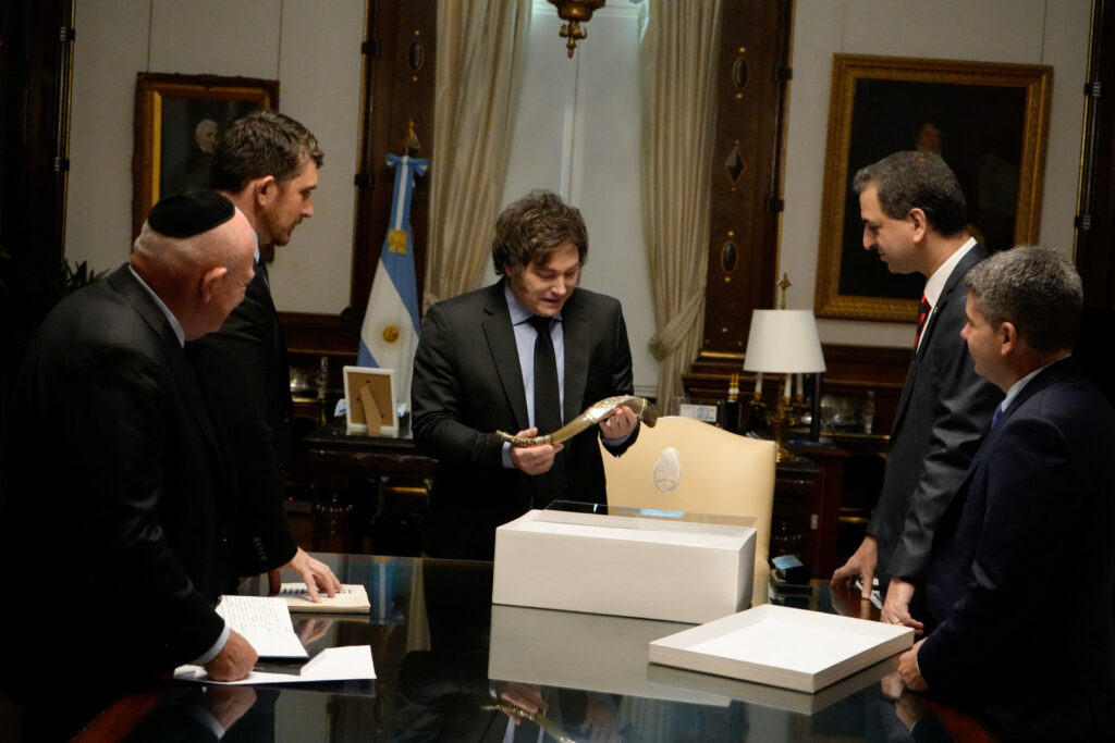 El presidente Javier Milei junto con autoridades de la DAIA.