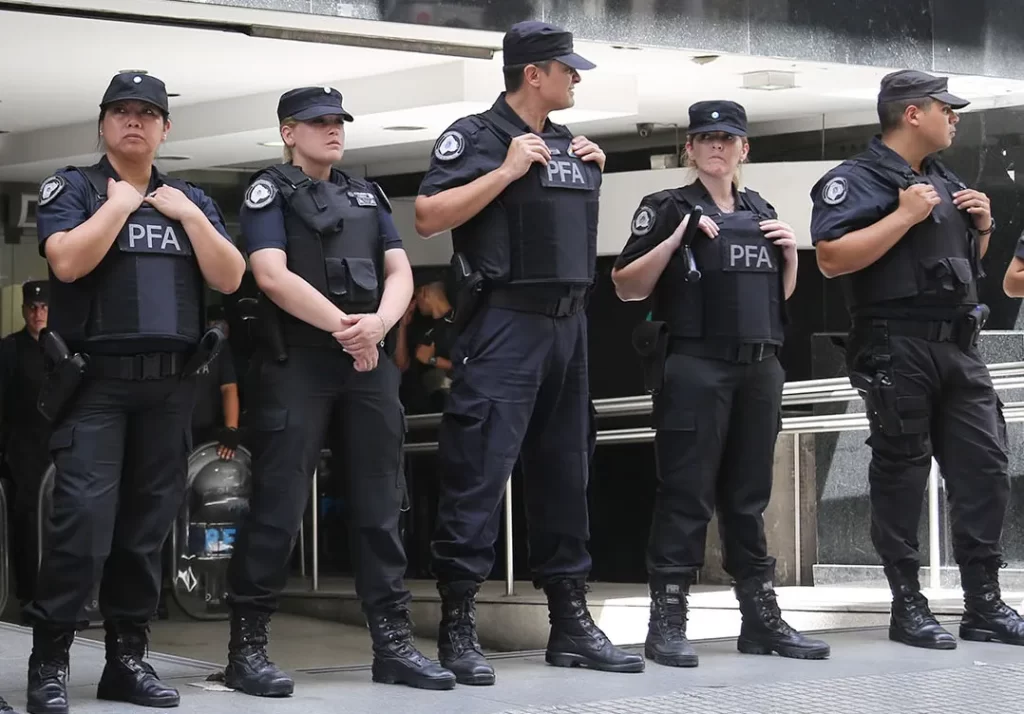 Con el Decreto de Milei y Bullrich vigente, la Policía Federal tendrá nuevas funciones y mayor libertar para actuar ante los delitos. 
