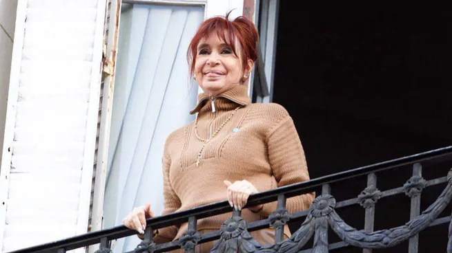 De acuerdo a los trascendidos, Cristina Kirchner estará autorizada a saludar desde su balcón en el barrio de Monserrat.