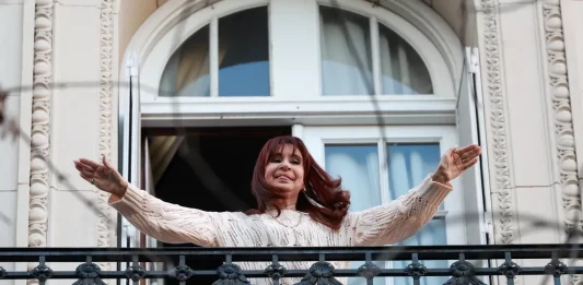 La Justicia le otorgó este martes la prisión domiciliaria a la ex presidenta, Cristina Kirchner, en el marco de la causa Vialidad a la que fue condenada a seis años de prisión.