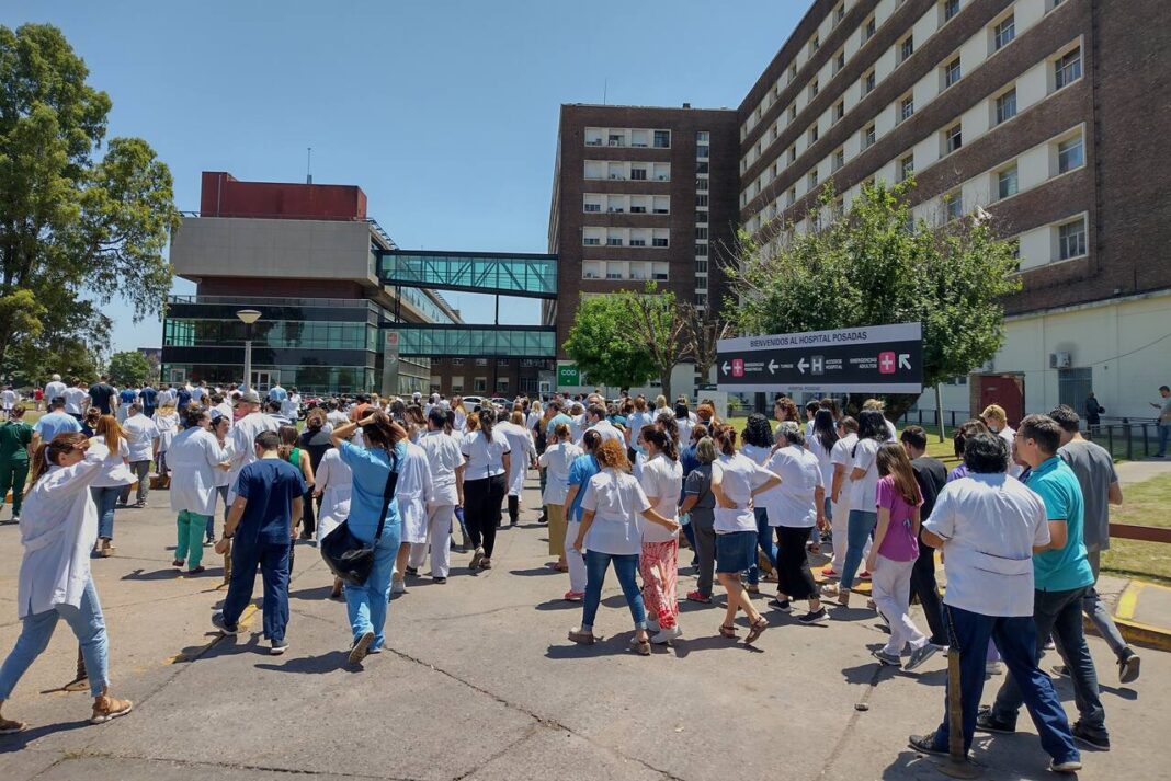 A pesar de la crisis sanitaria por la falta de personal, el Gobierno nacional, a cargo de Javier Milei, limitó este martes el acceso de extranjeros a las residencias médicas.