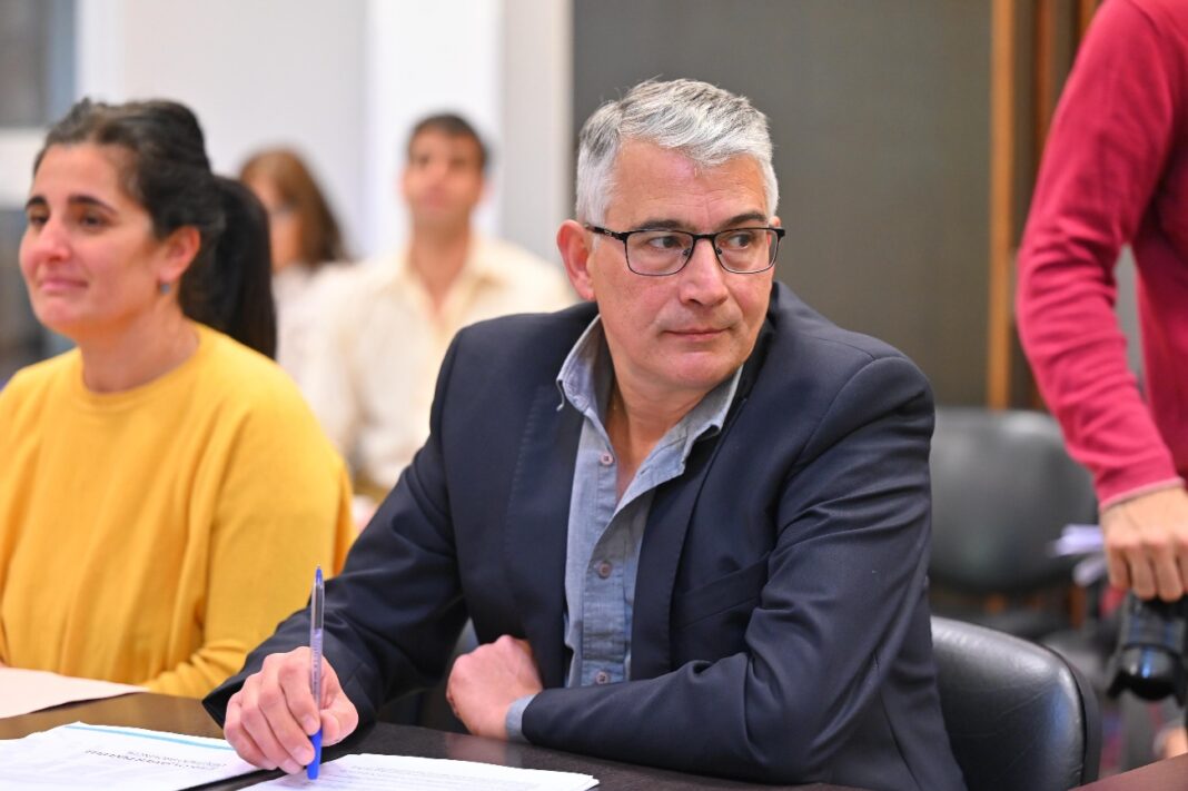 El diputado, Carlos Puglelli apuntó contra el Gobierno nacional por la eliminación del Programa Hogar, una política clave para las familias sin acceso a gas natural.