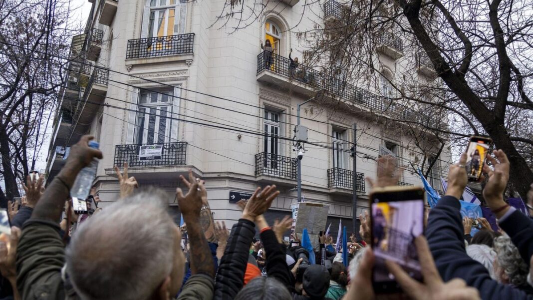 Partidos políticos movimientos sociales, el sindicalismo e independientes que integran el arco peronista, concentran a Plaza de Mayo en apoyo a Cristina Kirchner.