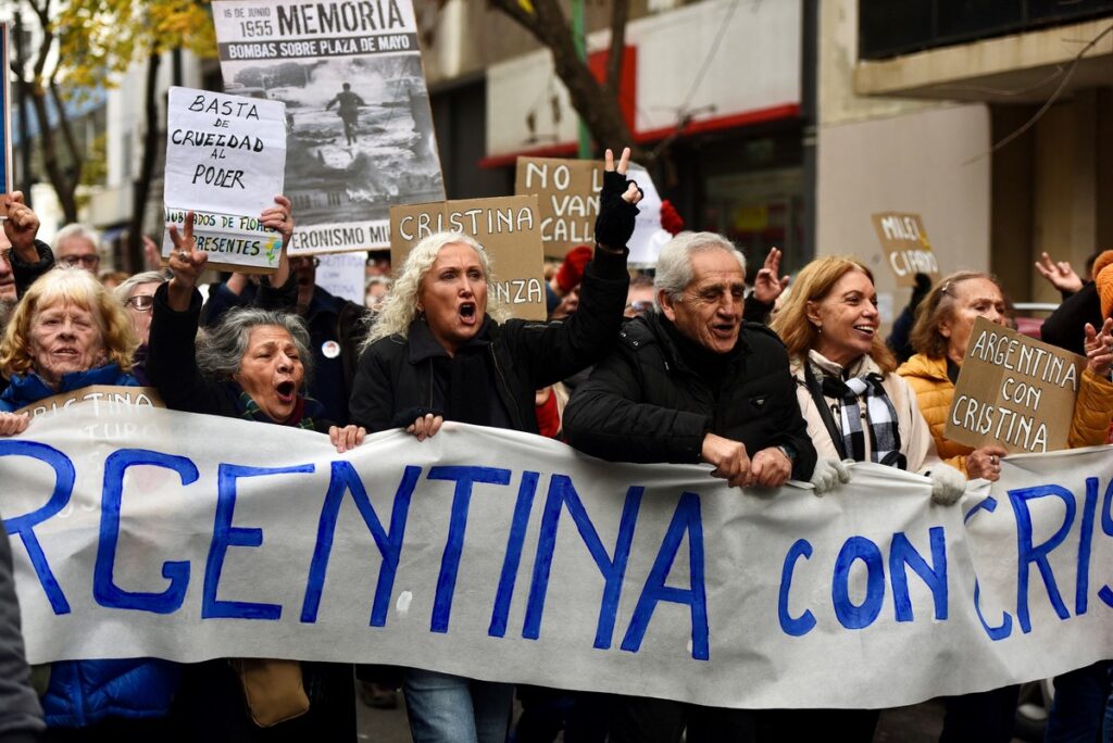 Legisladores bonaerenses de Unión por la Patria se movilizan este miércoles a Plaza de Mayo para participar de la marcha por Cristina Kirchner.