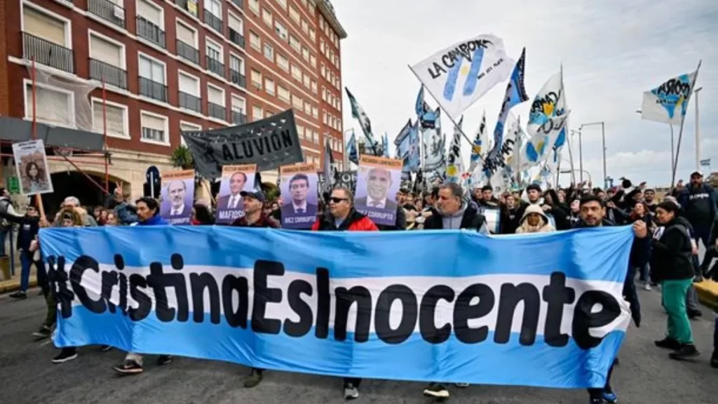 La movilización por Cristina Kirchner se vuelve cada hora más concurrente. 