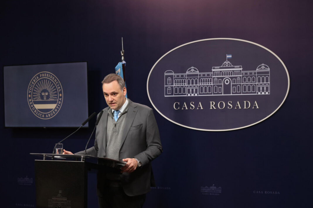 El portavoz presidencial, Manuel Adorni, anunció que la SIDE identificó a dos ciudadanos de Rusia acusados de espiar para Vladimir Putin.
