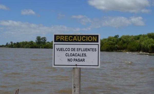 En La Plata, alertan por una serie de vuelcos cloacales ilegales.