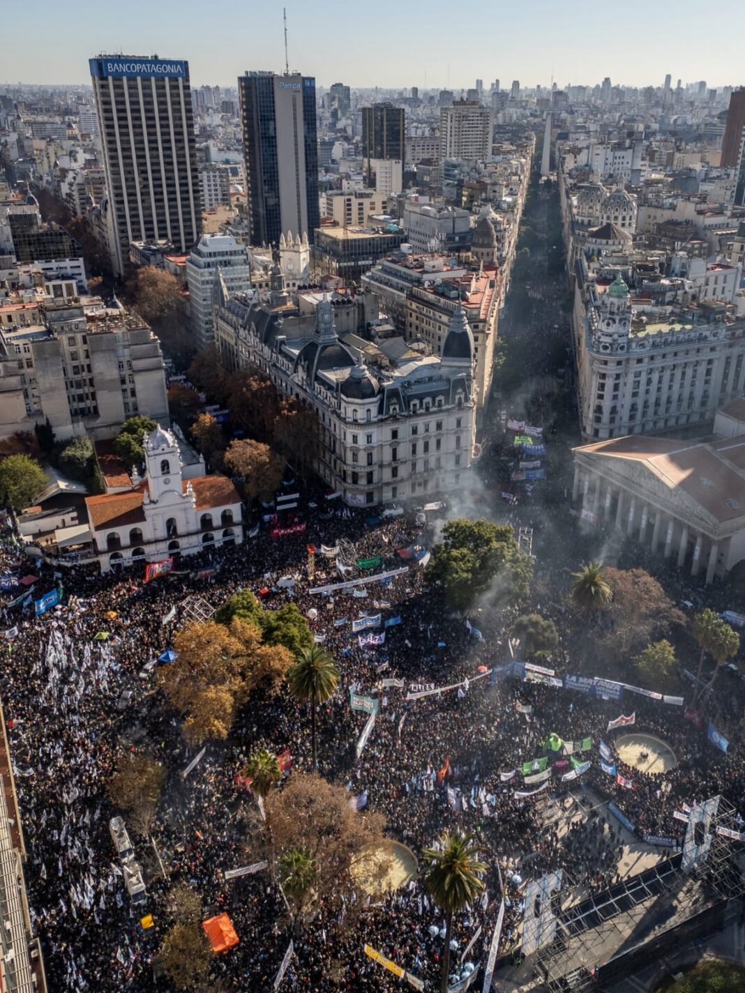 Organizaciones sociales, políticas y gremiales concentran este miércoles en Plaza de Mayo en apoyo a la ex presidenta Cristina Kirchner, tras su condena a seis años de prisión.