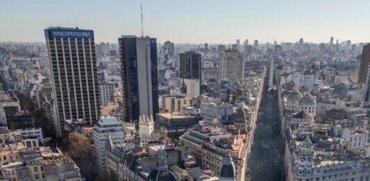 Organizaciones sociales, políticas y gremiales concentran este miércoles en Plaza de Mayo en apoyo a la ex presidenta Cristina Kirchner, tras su condena a seis años de prisión.
