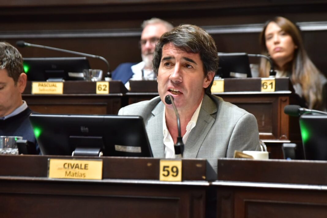El diputado bonaerense del radicalismo, Matías Civale, cuestionó los policonsultorios de IOMA y el arribo de la ACEAPP a Tandil.