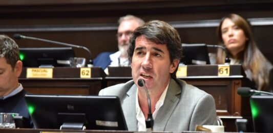 El diputado bonaerense del radicalismo, Matías Civale, cuestionó los policonsultorios de IOMA y el arribo de la ACEAPP a Tandil.