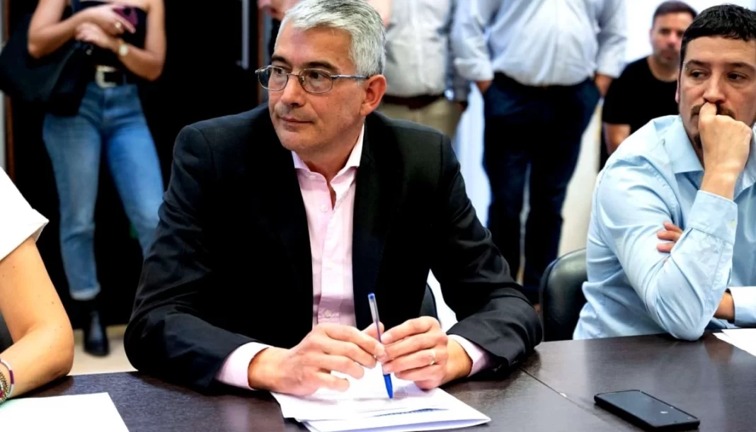 El diputado bonaerense, Carlos Puglelli, repudió la decisión del Ejecutivo nacional de ampliar las áreas de glaciares habilitadas para la explotación minera.