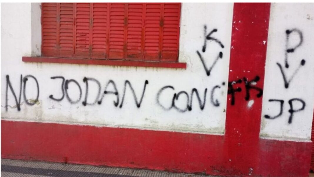 La UCR reportó hechos vandálicos en siete comités de La Plata, Mendoza y CABA con pintadas alusivas a Cristina Kirchner.
