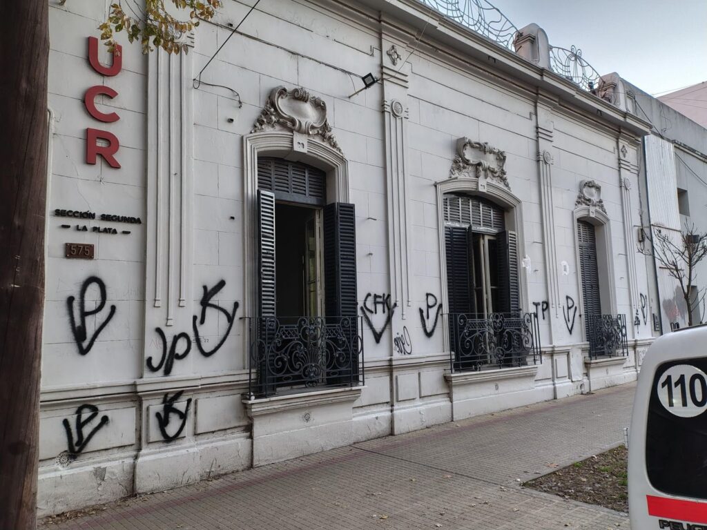 Siete comités del radicalismo aparecieron con pintadas alusivas a Cristina Kirchner.