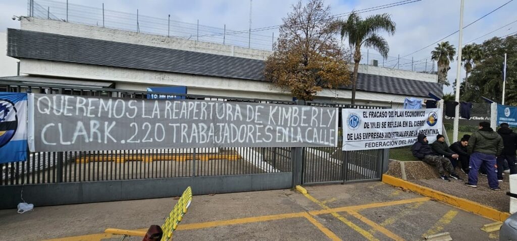 Los trabajadores despedidos de la planta de Huggies están en estado de alerta y reclaman la restitución de sus puestos laborales.