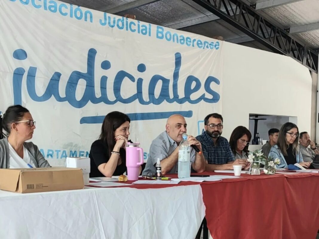 El gremio de judiciales bonaerenses cuestionó el decreto que reforma la Policía Federal y lo definió como “un avance autoritario”.