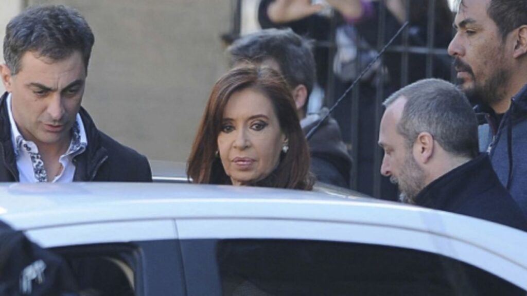 Tras la condena, Bullrich aseguró que Cristina Kirchner tiene entre 80 y 90 efectivos de la Policía Federal asignados para garantizar el cumplimiento de la prisión domiciliaria. 