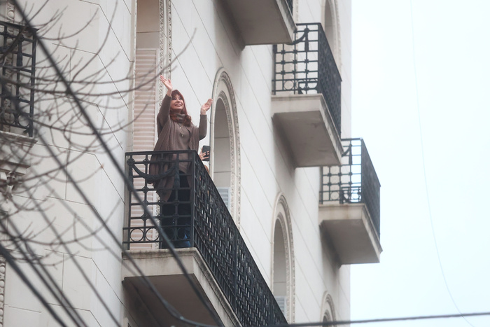 El Tribunal Oral Federal n° 2 habilitó a la expresidenta Cristina Kirchner a salir al balcón de su departamento durante la prisión domiciliaria.