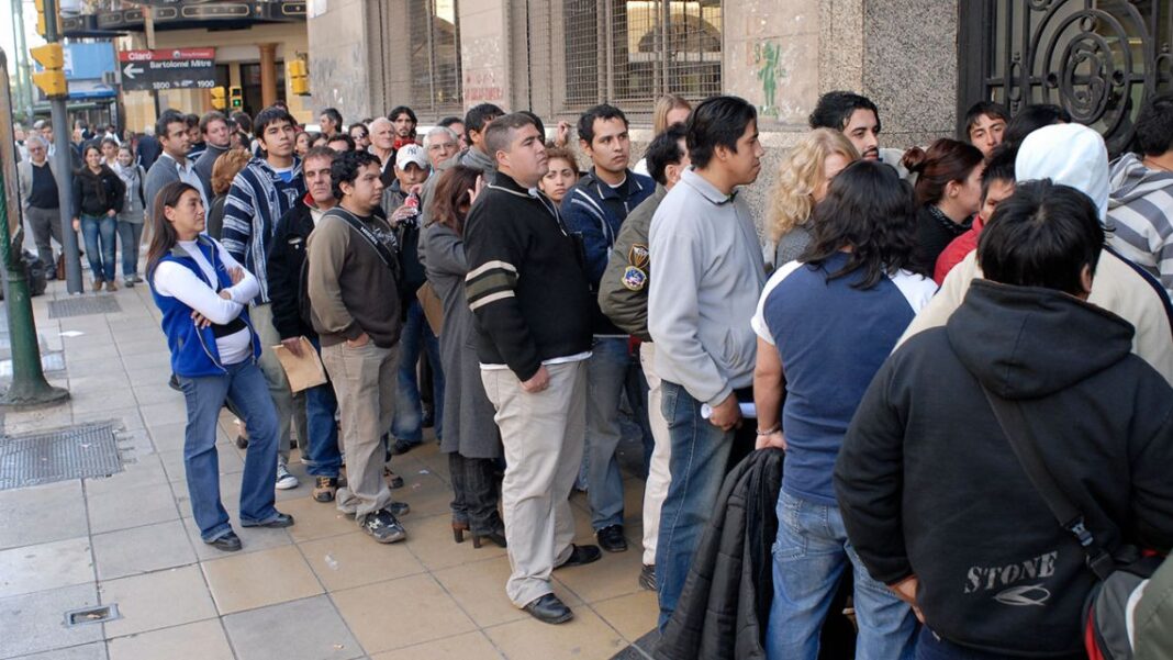 La tasa de desempleo fue del 7,9% en el primer trimestre de 2025. La región del Gran Buenos Aires tienes el índice más altos de desocupación.