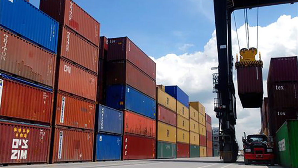 La caída en las exportaciones se presenta como un nuevo llamado de atención al Gobierno nacional, ya que si continúa a la baja podría voltear el superávit en la balanza comercial.