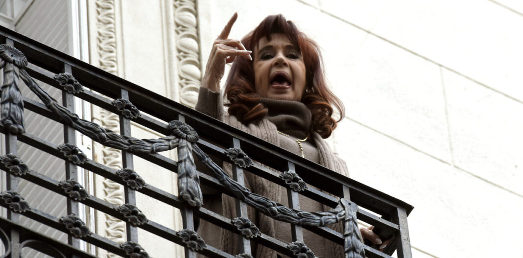 En un mensaje de audio durante el banderazo en Parque Lezama, Cristina Kirchner acusó a Patricia Bullrich de montar un operativo ilegal. También rechazó el plan económico de Javier Milei. “Tarde o temprano, se cae”, dijo.