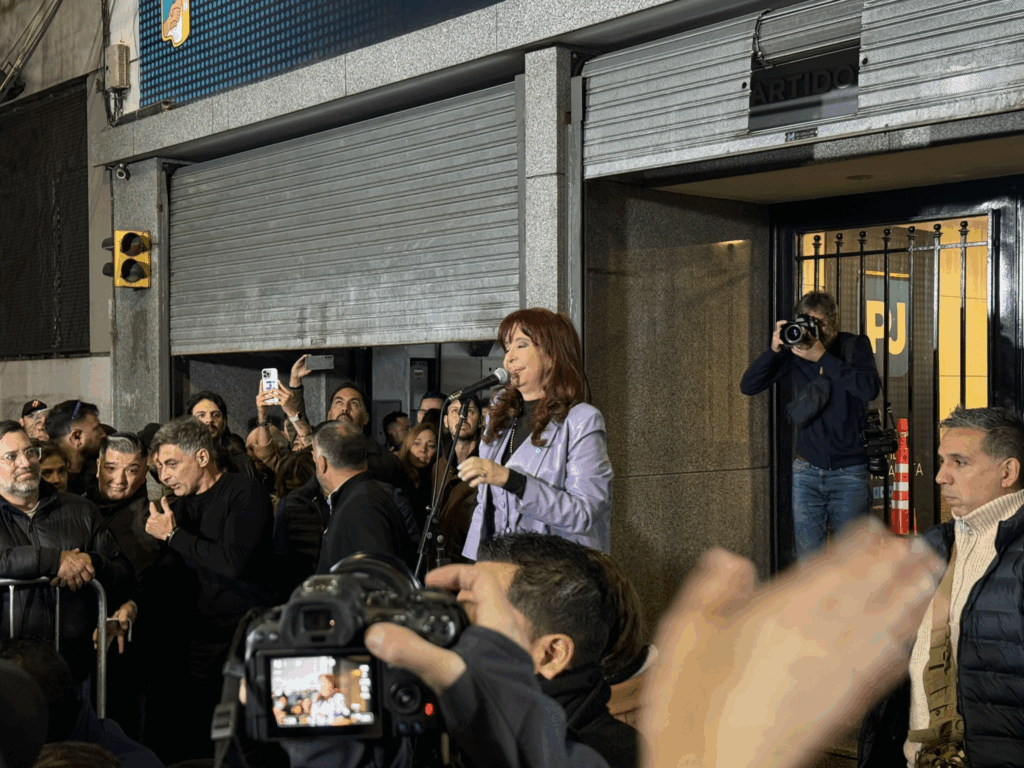 Ante el inminente fallo de la Corte Suprema, Cristina Kirchner encabezó un discurso en el PJ nacional, rodeada de dirigentes, artistas y militantes. “Soy una fusilada que vive”, afirmó.