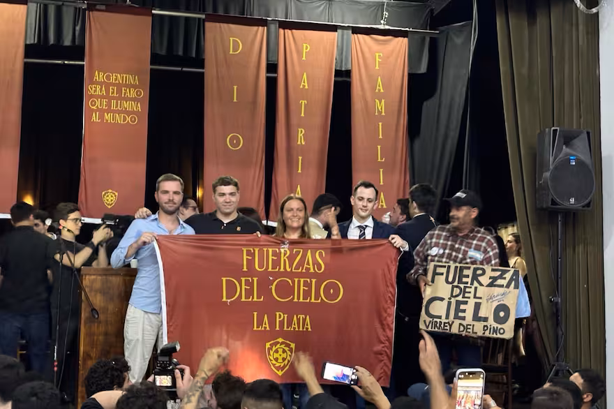 Las Fuerzas del Cielo responden directamente a Caputo y está integrada por influencers libertarios.