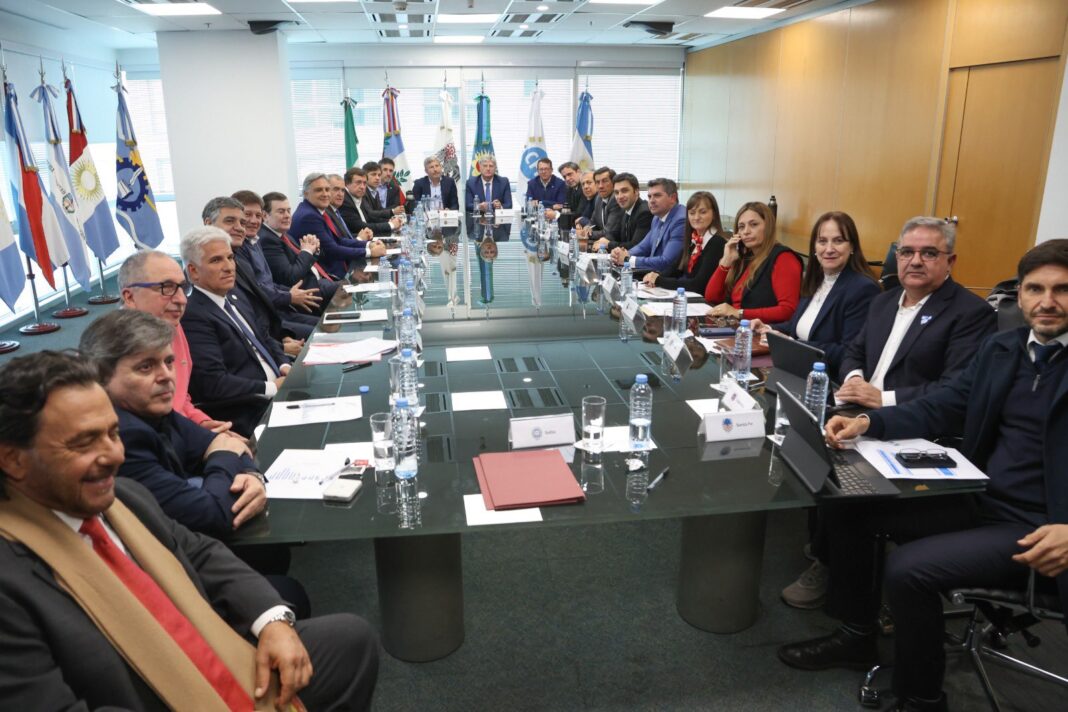 Disconformes con la baja de los recursos coparticipables,, gobernadores impulsaron un proyecto para redistribuir fondos e impuesto a los combustibles.