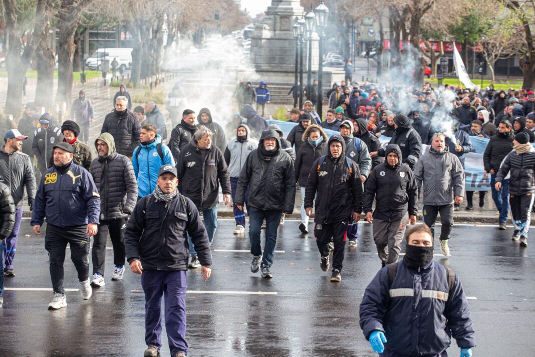 El Gobierno bonaerense prometió evaluar un aumento de emergencia tras la marcha de trabajadores del Astillero Río Santiago.