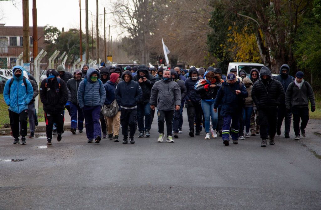 Los trabajadores del Astillero Río Santiago marcharon hasta la sede de Gobernación para reclamar reapertura de paritarias, aumento de emergencia y mejores condiciones laborales. 