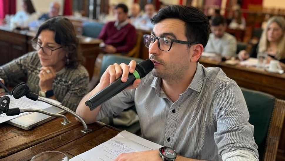 El concejal camporista, Nicolás Cabrera, principal impulsor del proyecto que busca declarar a Espert como "persona no grata" en Pergamino.