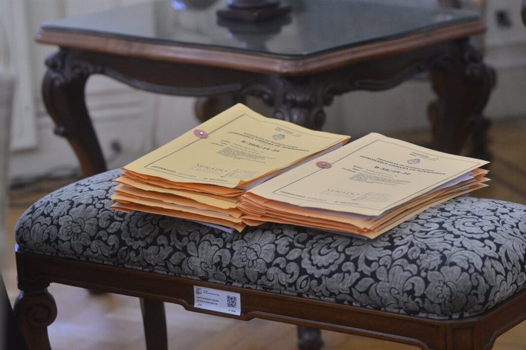 El Gobierno de la provincia de Buenos Aires este lunes oficializó el nombramiento de los jueces, fiscales y defensores oficiales que pasaron por el Senado bonaerense.