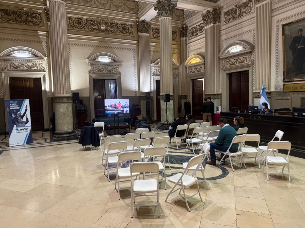 Senado bonaerense reelecciones indefinidas Magario cerró por un año el palco de prensa del Senado bonaerense. Las sesiones se cubrieron mediante televisores que se trababan.