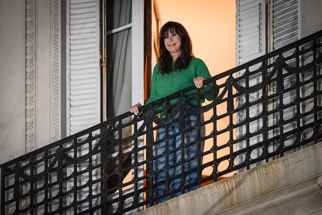 La defensa de Cristina Kirchner apeló la medida del Tribunal que limita las visitas a la expresidenta en prisión domiciliaria. 