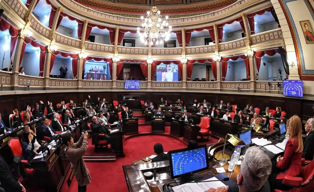 Con críticas contundentes, la oposición bonaerense se manifestó en contra de la media sanción del Senado que abre la puerta a las reelecciones indefinidas.