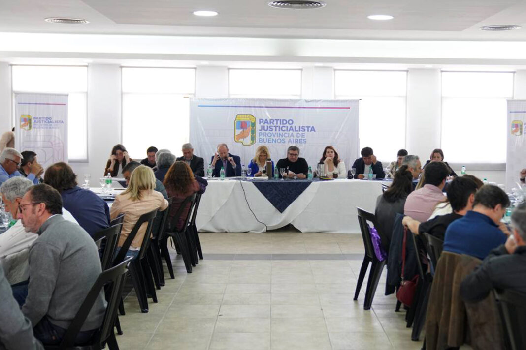 El titular del PJ bonaerense, Máximo Kirchner, convocó a una reunión urgente para este viernes con los principales líderes del peronismo.