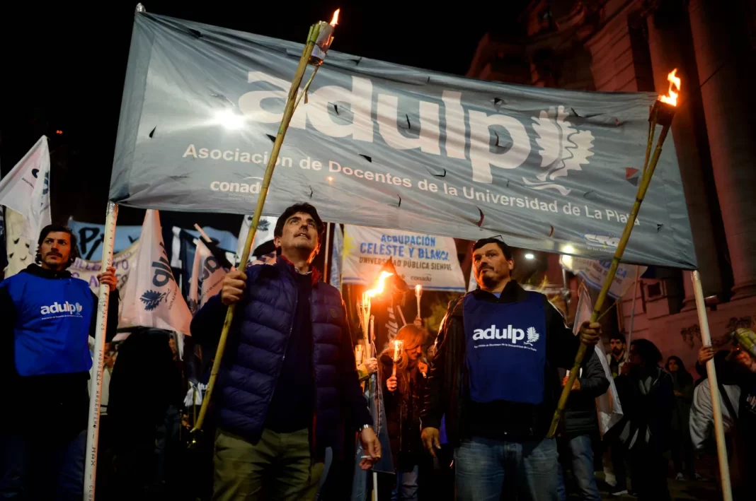 Docentes de la UNLP iniciaron un paro de 48 horas y se sumaron a la Marcha Nacional de Antorchas.