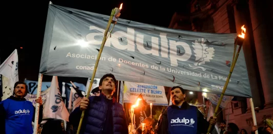 Docentes de la UNLP iniciaron un paro de 48 horas y se sumaron a la Marcha Nacional de Antorchas.