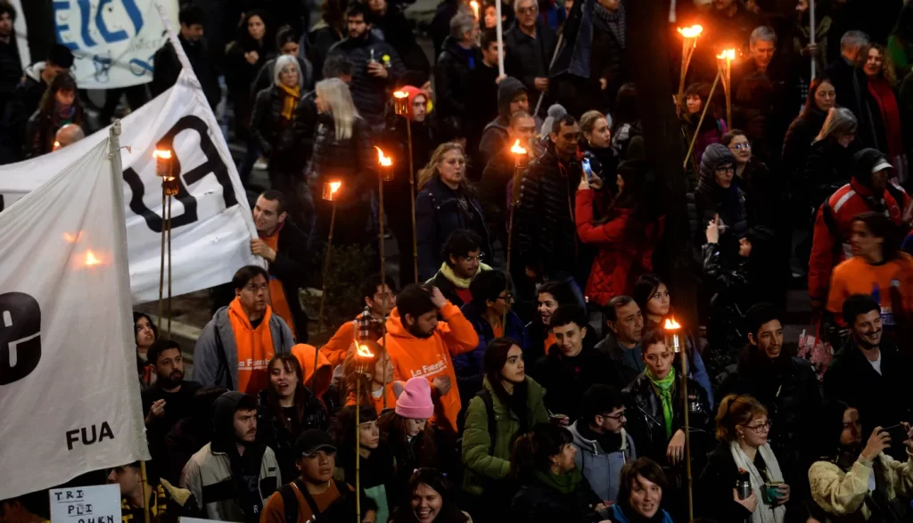 La Plata: docentes, no docentes y estudiantes se reunieron más de una vez para realizar una marcha de antorchas contra el ajuste a la educación pública superior.