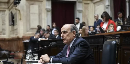 En el marco de su exposición en el Senado, el jefe de Gabinete, Guillermo Francos, advirtió sobre “el daño” que implicaría en las cuentas públicas el aumento a jubilados.
